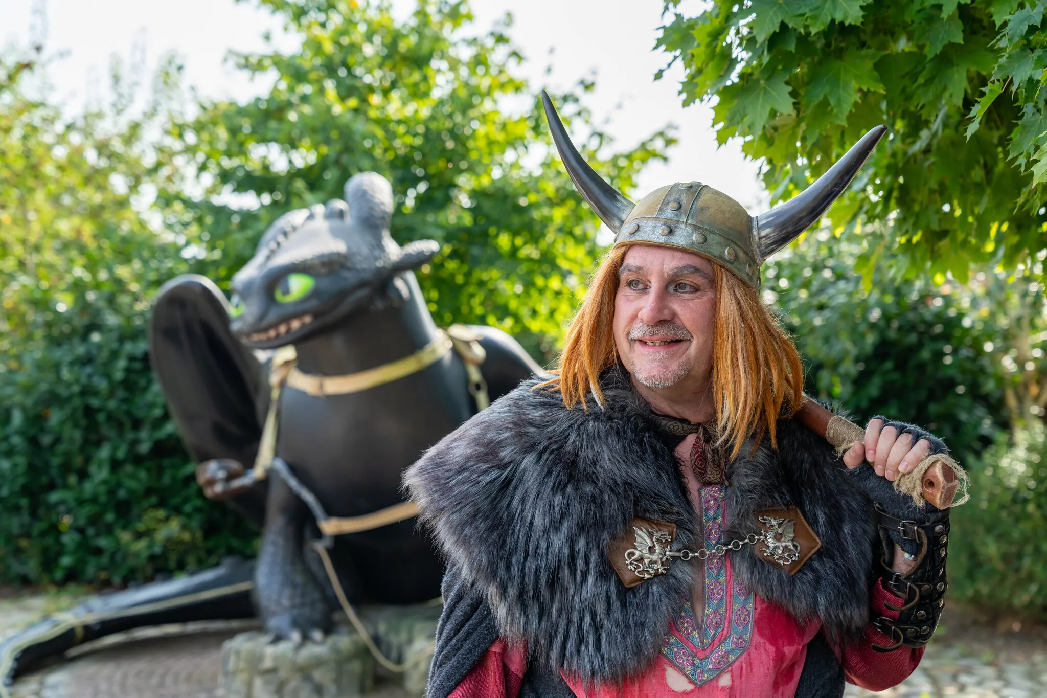 Ein Wikinger ist im Vordergrund zu sehen. Im Hintergrund ist eine große Ohnezahn-Figur zu sehen.